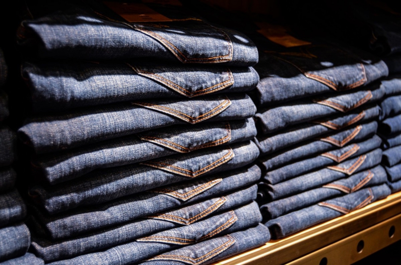 magasin-CANTARON-min_jeans_pants_blue_shop_shopping_shelf_exhibition_buy-940702